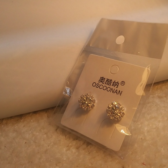 💖 Zirconia Crystal Flower Earrings - Picture 2 of 5